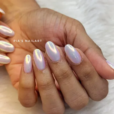 Meet the new Aurora Chrome. This stunning powder gives a pearlescent, multi-tonal shine that shifts from pink to blue to purple in the light. It's a must-try.