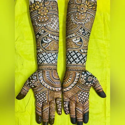 This design uses a beautiful mix of light and dark shading, known as a fusion style. The contrast makes the floral and peacock elements pop, creating a modern yet intricate look.