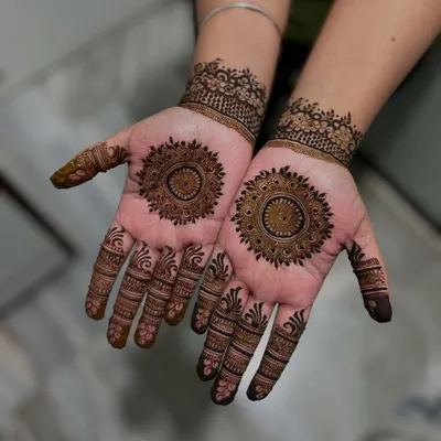 A sweet and simple design featuring a beautiful mandala in the center of each palm. The fingers are decorated with complementary patterns for a balanced and elegant look.