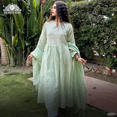 A beautiful, natural look for a daytime event. The client is wearing a simple yet elegant anarkali, and I created a soft makeup look with defined eyes and loose waves.