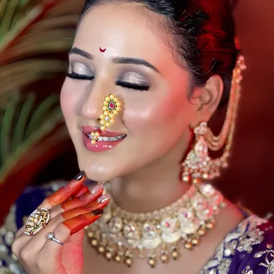 A flawless Maharashtrian bridal look with glowing skin and soft, shimmering eyes. Notice the perfect placement of the nath and the radiant finish, techniques we cover in detail.