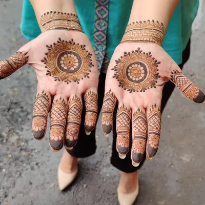 Simple, clean, and beautiful. This mandala design is centered on the palm with light patterns on the fingers, perfect for someone who wants an elegant and minimalist look.