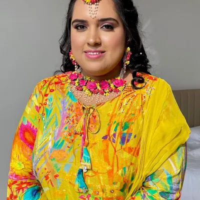 A close-up of this radiant Haldi bride. I used minimal makeup with pink lids and a touch of blush to create a natural, ethereal look.
