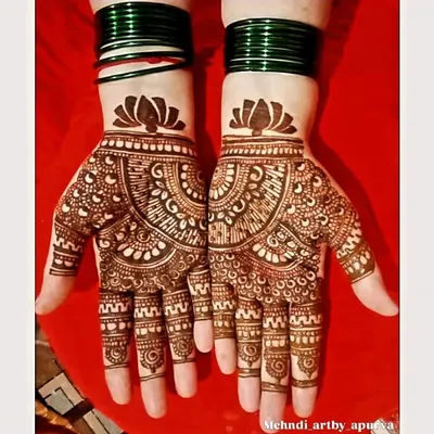 A perfect choice for a guest, this design focuses on the palm with a lovely mandala and a lotus at the wrist. It's elegant, traditional, and doesn't require a long sitting time.