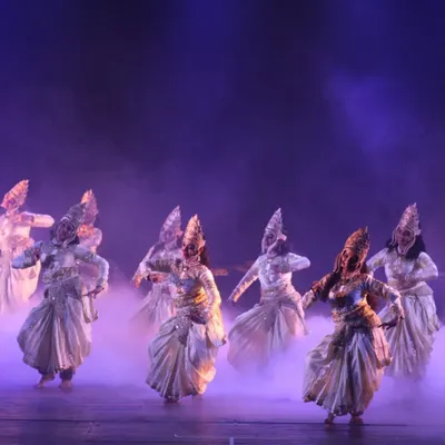 A powerful formation from '18 Days', where the ensemble cast moves as one. The choreography here is designed to show the scale and discipline of the armies, using synchronized movement to build dramatic tension.