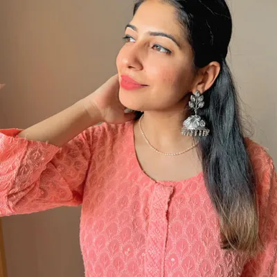 A simple yet elegant look for daily wear or a casual outing. I’ve paired a simple pink kurta with these beautiful oxidized silver jhumkas that have a unique leaf motif design.