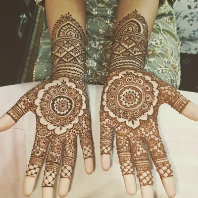 This classic design features a beautiful mandala at the center of the palm, with detailed patterns on the fingers and a matching cuff. It's a timeless and elegant choice.