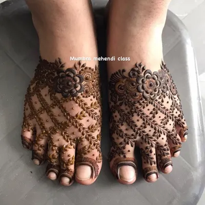 A simple and symmetrical design for the feet. This style is elegant and perfect for any occasion.