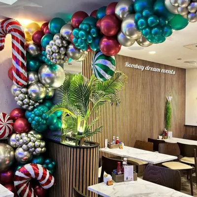 I love creating festive Christmas decor for cafes. This premium balloon arch uses chrome green, red, and silver balloons, along with candy cane foil balloons, to create a modern and cheerful holiday atmosphere.