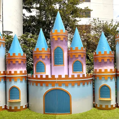 Our magnificent castle backdrop is the ultimate centerpiece for any prince or princess party. Its impressive size and detailed design create a truly royal atmosphere.