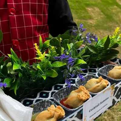 Our cocktail samosas are a timeless party starter. These bite-sized treats are served on a beautifully decorated tray by our professional staff, making them easy for guests to enjoy while mingling.