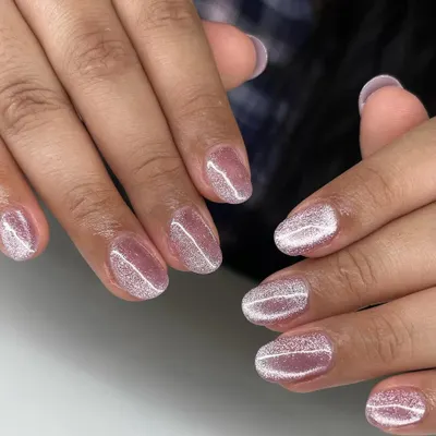 A beautiful cat-eye gel polish that creates a velvet-like shimmer. The magnetic polish creates a diagonal line of light that moves as you move your hand.