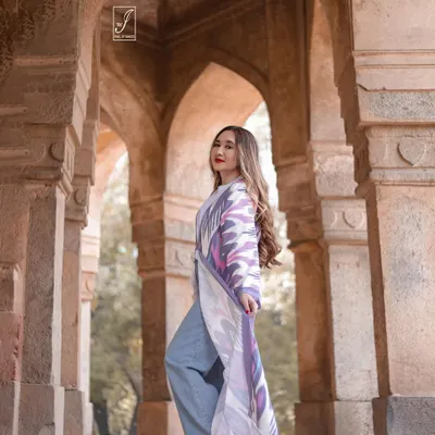 Using the stunning arches of a historical monument as a natural frame. This outdoor fashion portrait blends contemporary style with timeless architecture.