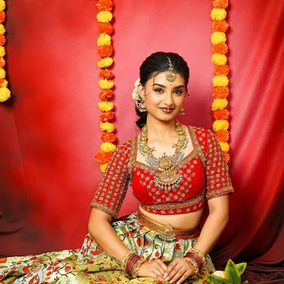 This is a classic festive look featuring one of my favorite Kempu jewellery sets. The rich red and green stones in the necklace and maang tikka are perfect for celebrations like Deepavali or a family wedding.