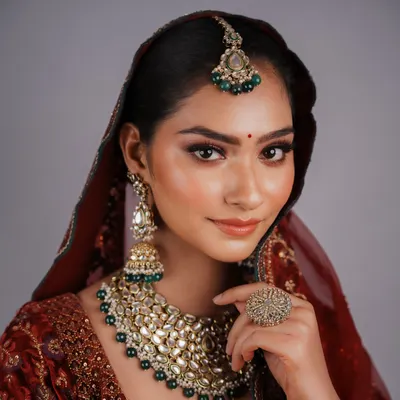 A classic bridal look featuring a flawless base, warm smokey eyes, and a perfectly defined lip. My course teaches you how to balance bold jewelry with elegant makeup for a harmonious result.