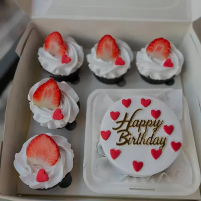 My bento cake and cupcake combo is a popular choice for celebrating special moments. This birthday set features a minimalist mini cake with hearts, perfectly paired with six strawberry and cream cupcakes.