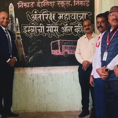 As the event art designer for the 'Space on Wheel' exhibition at Niphad English School, I created this blackboard art to welcome students. This event, in collaboration with ISRO and Vijnana Bharati, brought the wonders of space to nearly 5000 students.