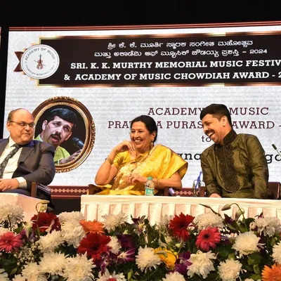 Sharing a light-hearted moment on stage during the Academy of Music Chowdaiah Award ceremony. Even formal events are filled with warmth and friendship in the music community.