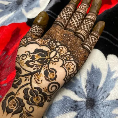 This design is a little different, using negative space to create a modern floral vine on the back of the hand. The dark henna makes the flowers and leaves stand out beautifully.