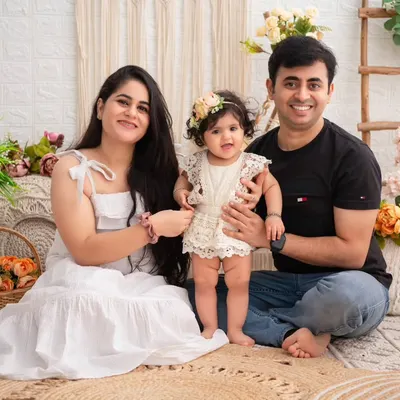 A perfect example of our boho-chic theme. The family, dressed in white, looks beautiful against the natural textures of the rattan, jute, and floral arrangements.