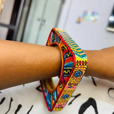 Here’s how the square Banjara Bangle looks on the wrist. It’s designed to be a bold statement piece that showcases intricate, hand-painted details from every angle.