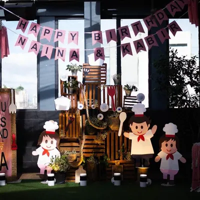 The atmosphere of a party starts with the decor. For this chef-themed birthday, every detail, from the pizza signs to the wooden crates, was set up to create a fun and immersive experience for the kids, which I make sure to document.