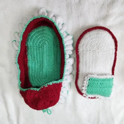 This is my complete woolen travel set for Bal Gopal. It includes the main travel bed or bag, and you can see the separate mattress and pillow piece.