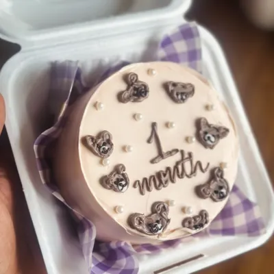 Celebrating the first month with one of our adorable bento cakes. This one features a simple, sweet design with tiny teddy bears, perfect for marking a special milestone.