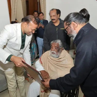 Presenting my framed portrait to the former Chief Minister of Jharkhand, Shri Shibu Soren, alongside his son and current CM, Shri Hemant Soren.