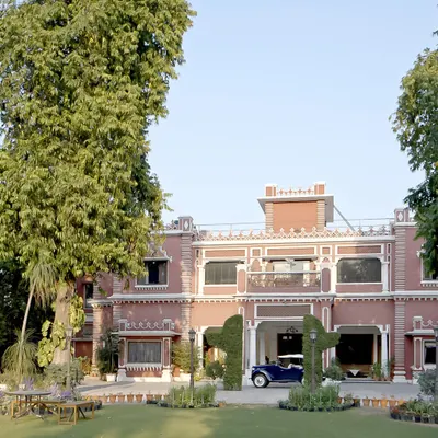 In the grid of Meerut’s cantonment, Lal Kothi stands with a kind of remembered grace. Built before independence, it carries the layered inheritance of a colonial past and indigenous detailing, a home that has stayed lived-in and loved.