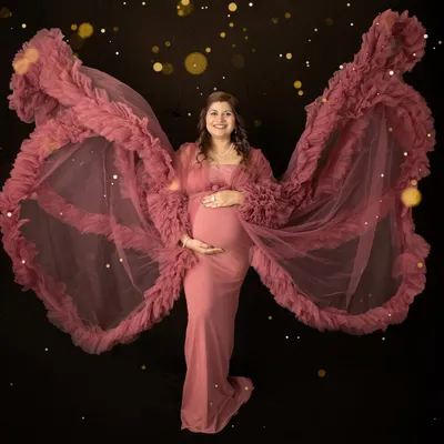This is what I call capturing the magic of motherhood. In my studio, we can create these breathtaking "flying gown" moments that make you feel like the queen you are. It’s all about celebrating your strength and beauty.