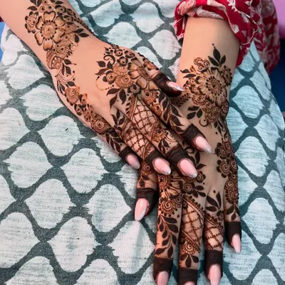 An elegant Arabic-style floral vine design for the back of the hands. This style is perfect for bridesmaids or guests who want a beautiful but less heavy design.