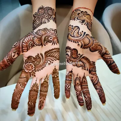 A beautiful and flowing Arabic design for both hands, perfect for a wedding guest. The patterns are asymmetrical, giving it a modern and stylish feel.