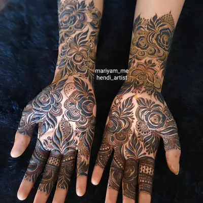 A stunning Khaliji mehendi design with a mix of bold florals and delicate leaves.