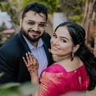 A beautiful portrait from an intimate Sakharpudha ceremony. This look is a classic: a clean ponytail, simple eye makeup, and a natural glow that defines my minimal makeup style.