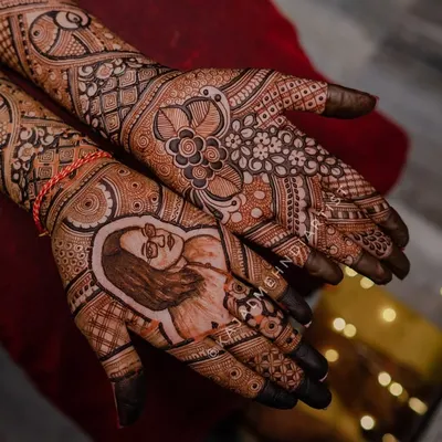 Honoring a sister's love and memory. This custom mehndi for a bride features a heartfelt tribute portrait of her late sister, keeping her loving presence close.
