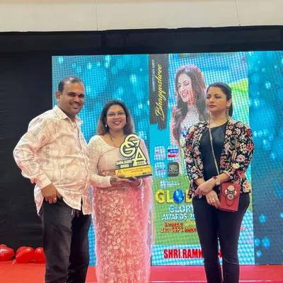 Receiving the Global Glory Award from the wonderful actress Bhagyashree. Moments like these are a great motivation to keep pushing my creative boundaries.