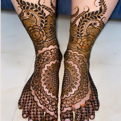 An absolutely stunning and intricate design for bridal feet. The pattern combines delicate lace-like details with bold leafy vines climbing up the ankle.