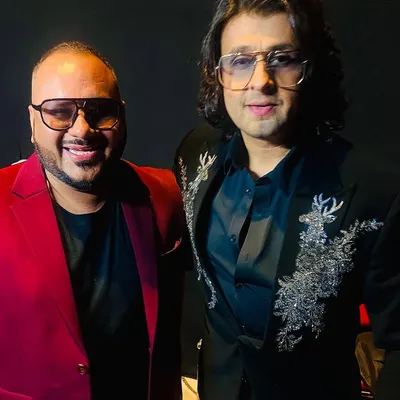 A true fan moment with the living legend, Sonu Nigam. Sharing the stage with him was an incredible experience and a blessing I'll never forget.
