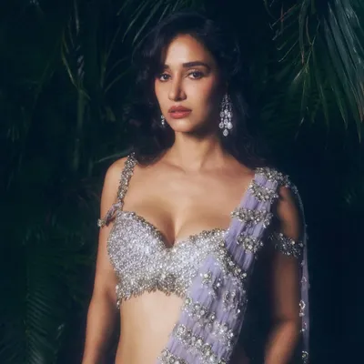 A stunning makeup look for Disha Patani in a beautiful Monisha Jaising creation. I went for a sultry, glamorous look with smoky eyes and soft waves to complement the sparkling lavender saree.