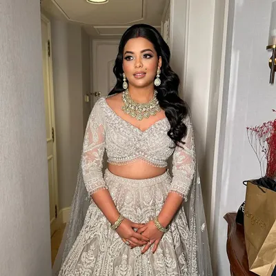 Shreya radiates beauty in this ivory reception lehenga. I created a soft glam look with a defined eye and glowing skin to give her an angelic, ethereal feel.