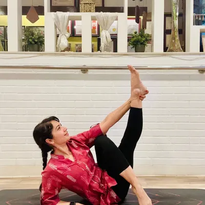 Even a simple stretch finds its magic in stillness. Desi life is full of natural, functional movements, and in my classes, we remember this wisdom. Here, a side-body stretch in a kurta reminds us that yoga is about reclaiming your space, not just performance.