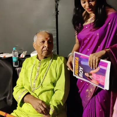 A moment of gratitude with the legendary flutist, Padma Vibhushan Pt. Hariprasad Chaurasia. Hosting the 'Hari Se Hari Tak' concert was a profound experience, connecting the audience with divine music.