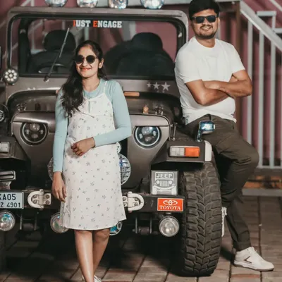 A cool and casual pre-wedding shot with a jeep. This shows a more adventurous and fun side, perfect for couples who love a bit of attitude.