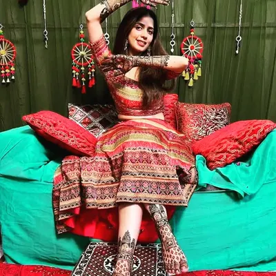 A stunning bride showcasing her full bridal look, with intricate mehndi on both her hands and feet. The designs are coordinated to create a cohesive and breathtaking appearance for her wedding day.