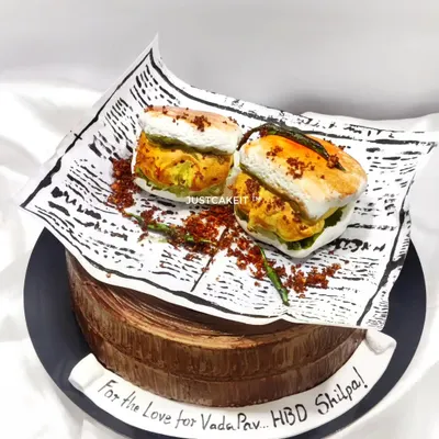 I made this hyper-realistic Vada Pav cake again for another fan of the iconic Mumbai street food. Crafting the details from sugar is a fun challenge that always gets a great reaction.