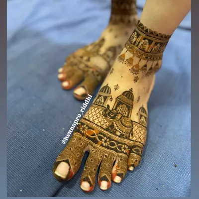 Minimalist henna for the bride's legs is very popular right now. This design features a beautiful scene with an elephant and traditional architecture, providing detail without full coverage.