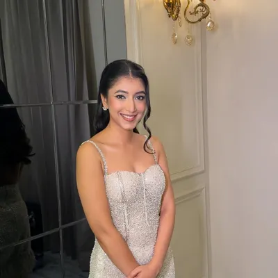 Bhavya's birthday glam! This look is perfect for any evening celebration, featuring soft waves and a radiant, photo-ready makeup finish.
