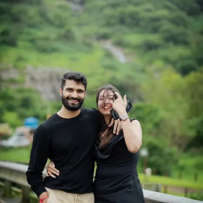 A candid moment of laughter against the green hills of Lonavala. This is what a casual couple shoot is all about, capturing your genuine reactions and joy without stiff poses.