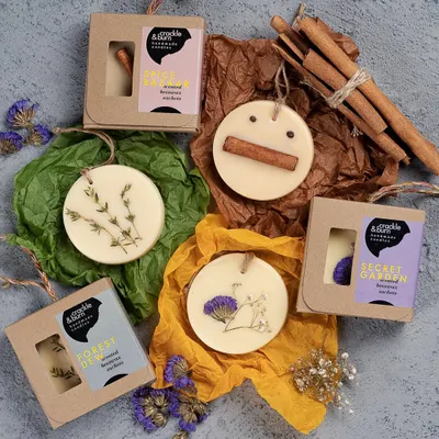 Discover my handmade scented wax tablets, perfect for bringing a lovely fragrance to your closets and drawers. I make them with natural beeswax and fill them with real botanicals and spices like cinnamon and dried flowers.